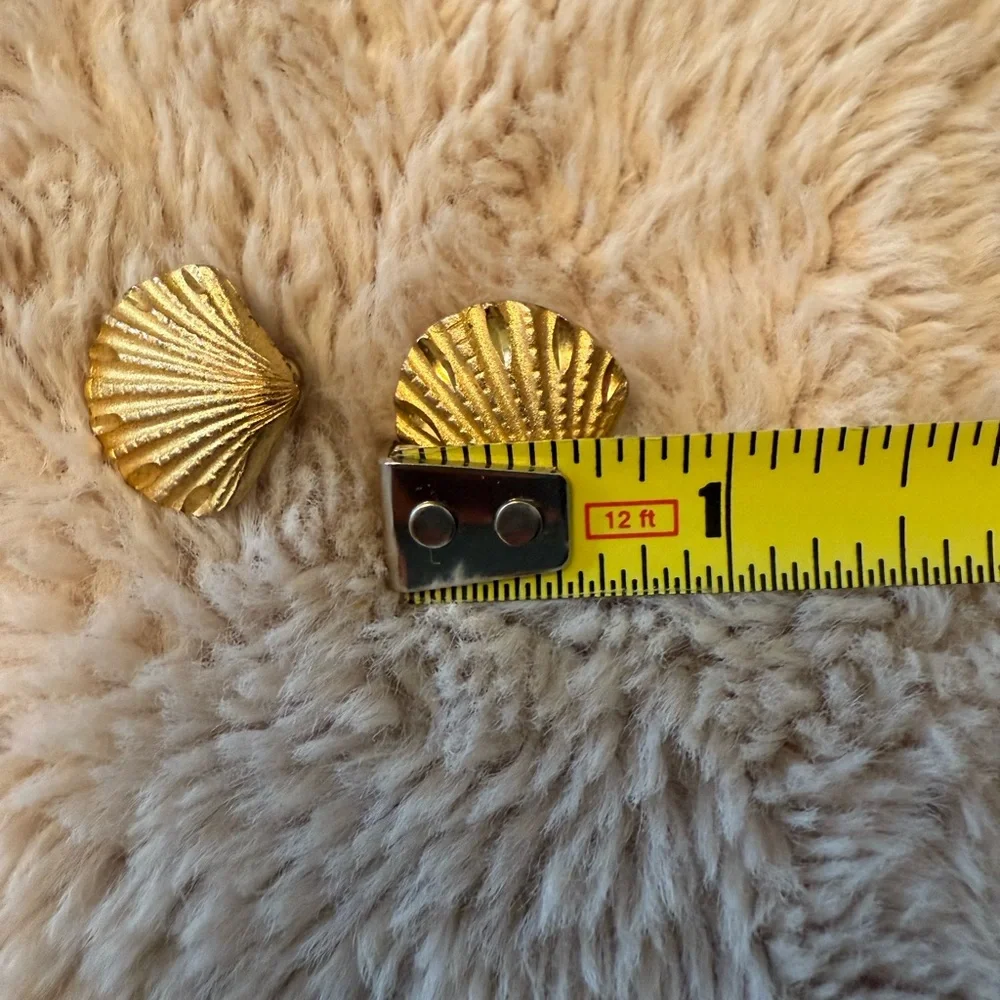 N/A elegant gold